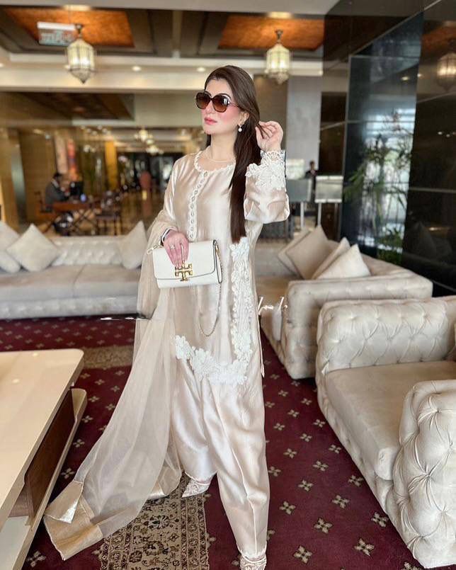 Elegant Embroidered 3-Piece Pakistani Suit with Floral Lace & Dupatta